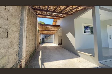 Fachada de casa de condomínio para alugar com 2 quartos, 158m² em Pindobas, Maricá