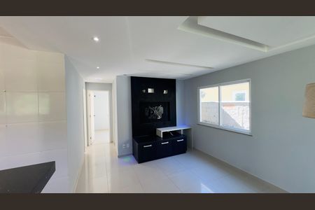 Sala de casa de condomínio para alugar com 2 quartos, 158m² em Pindobas, Maricá