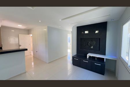 Sala de casa de condomínio para alugar com 2 quartos, 158m² em Pindobas, Maricá