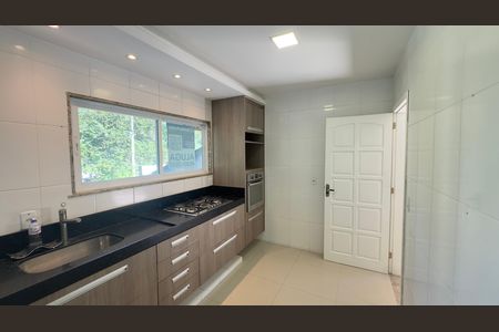 Cozinha de casa de condomínio para alugar com 2 quartos, 158m² em Pindobas, Maricá