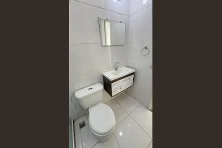 Banheiro de casa de condomínio para alugar com 2 quartos, 158m² em Pindobas, Maricá