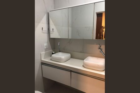 Casa à venda com 387m², 6 quartos e 2 vagasBanheiro
