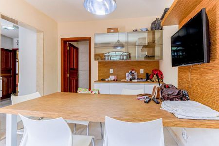 Casa à venda com 380m², 4 quartos e 2 vagasFoto 04