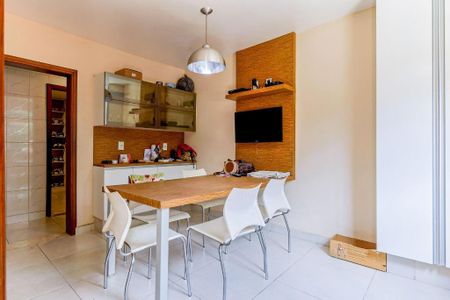 Casa à venda com 380m², 4 quartos e 2 vagasFoto 03
