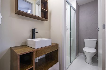 Banheiro de apartamento para alugar com 1 quarto, 28m² em Pinheiros, São Paulo