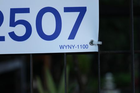 Apartamento à venda com 70m², 3 quartos e 1 vagaPlaca instalada na grade da fachada do condomínio - Código da placa: WYNY-1100