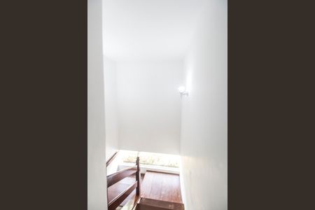 Casa de condomínio à venda com 450m², 3 quartos e 4 vagasEscada