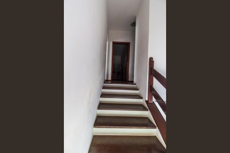 Casa de condomínio à venda com 450m², 3 quartos e 4 vagasEscada