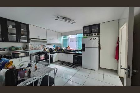 Casa à venda com 4 quartos, 230m² em Castelo, Belo Horizonte