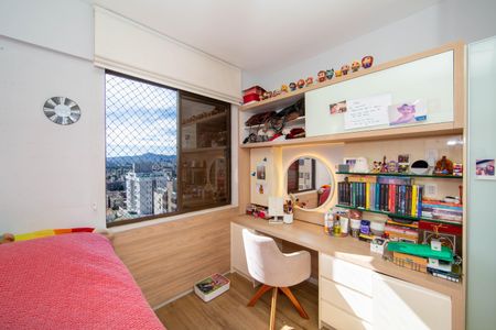 Apartamento à venda com 259m², 5 quartos e 4 vagasQUARTO2