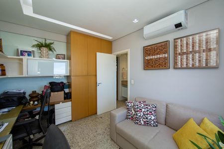 Apartamento à venda com 259m², 5 quartos e 4 vagasQUARTO5