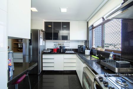 Apartamento à venda com 259m², 5 quartos e 4 vagasCOZINHA