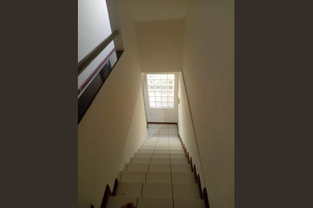 Casa para alugar com 120m², 2 quartos e sem vaga Casa para alugar com 120m², 2 quartos e sem vagaEscada