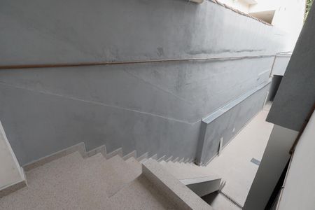 Casa para alugar com 60m², 2 quartos e 1 vaga Casa para alugar com 60m², 2 quartos e 1 vagaEscada