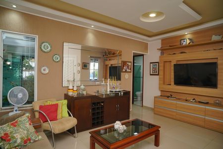 Casa para alugar com 300m², 3 quartos e 3 vagas Casa para alugar com 300m², 3 quartos e 3 vagasSala