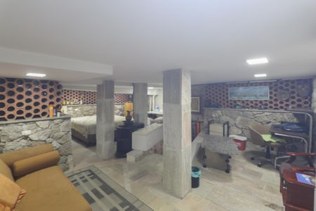Casa à venda com 637m², 4 quartos e 4 vagasPorão