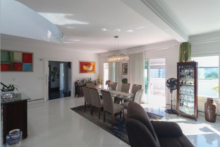 Casa à venda com 637m², 4 quartos e 4 vagasSala