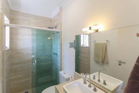 Casa à venda com 637m², 4 quartos e 4 vagasBanheiro da Suíte 2