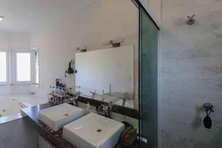 Casa à venda com 637m², 4 quartos e 4 vagasBanheiro da Suíte 1