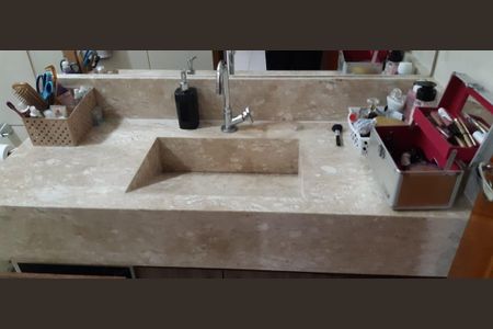 Casa à venda com 736m², 3 quartos e 4 vagas Casa à venda com 736m², 3 quartos e 4 vagasBanheiro