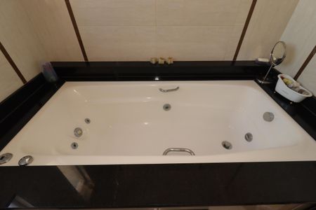 Casa à venda com 354m², 4 quartos e 6 vagasBanheiro da Suíte - Banheira