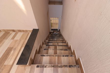 Casa à venda com 354m², 4 quartos e 6 vagasEscada para a Garagem