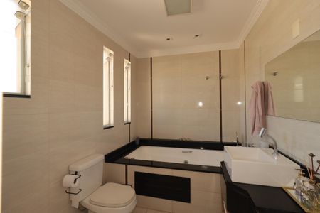 Casa à venda com 354m², 4 quartos e 6 vagasBanheiro da Suíte
