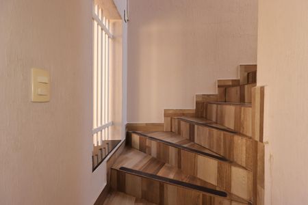 Casa à venda com 354m², 4 quartos e 6 vagasEscada para a Garagem