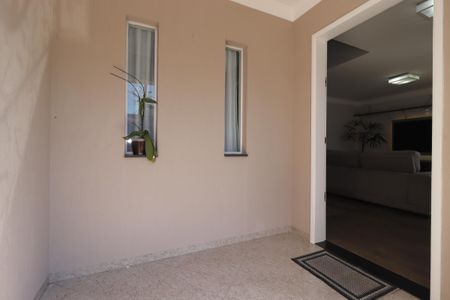 Casa à venda com 354m², 4 quartos e 6 vagasEntrada do Imóvel