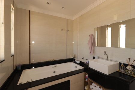 Casa à venda com 354m², 4 quartos e 6 vagasBanheiro da Suíte