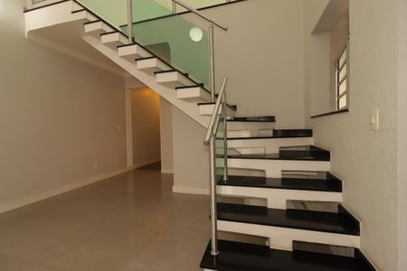 Casa à venda com 354m², 4 quartos e 6 vagasCorredor