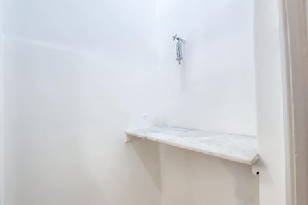 Banheiro de kitnet/studio para alugar com 1 quarto, 30m² em Centro, Rio de Janeiro