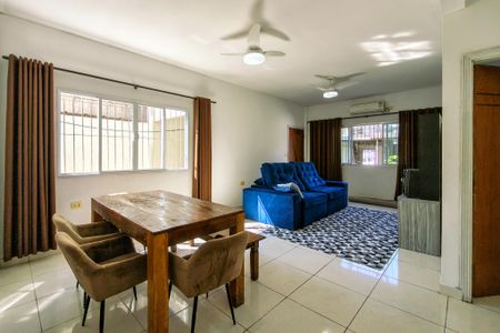 Casa para alugar com 399m², 4 quartos e 6 vagas Casa para alugar com 399m², 4 quartos e 6 vagasSala