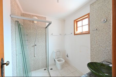 Casa à venda com 353m², 8 quartos e 7 vagasBanheiro da Suíte 2