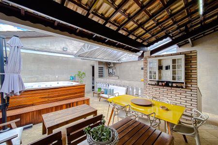 Casa à venda com 217m², 3 quartos e sem vagaÁrea externa