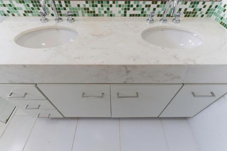 Casa à venda com 412m², 3 quartos e 4 vagasBanheiro da suíte 1