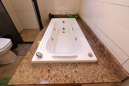 Casa à venda com 640m², 4 quartos e 3 vagasBanheiro da Suíte