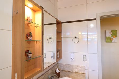 Casa à venda com 640m², 4 quartos e 3 vagasBanheiro social