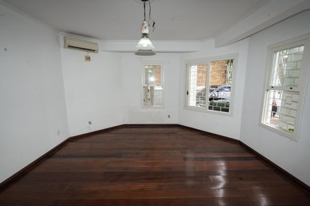 Casa para alugar com 450m², 4 quartos e 6 vagas Casa para alugar com 450m², 4 quartos e 6 vagasSala