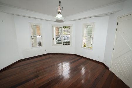 Casa para alugar com 450m², 4 quartos e 6 vagas Casa para alugar com 450m², 4 quartos e 6 vagasSala