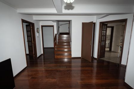 Casa para alugar com 450m², 4 quartos e 6 vagas Casa para alugar com 450m², 4 quartos e 6 vagasSala