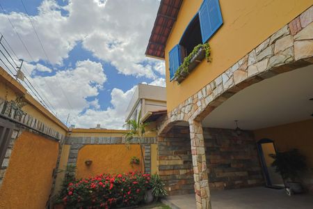 Casa à venda com 4 quartos, 337m² em João Pinheiro, Belo Horizonte