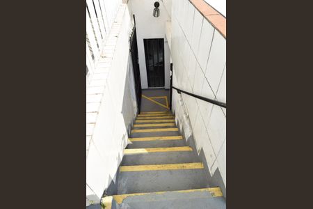 Casa à venda com 286m², 4 quartos e 2 vagasEscada de entrada