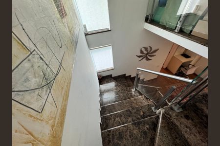 Casa de condomínio à venda com 450m², 4 quartos e 4 vagas Casa de condomínio à venda com 450m², 4 quartos e 4 vagasEscada