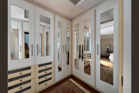 Casa de condomínio à venda com 450m², 4 quartos e 4 vagas Casa de condomínio à venda com 450m², 4 quartos e 4 vagasCloset suite master