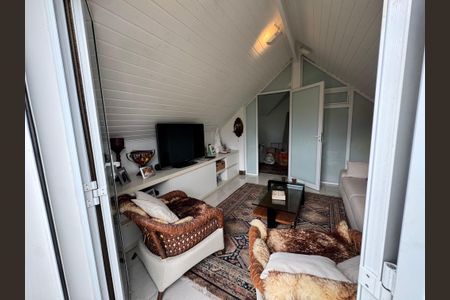 Casa de condomínio à venda com 450m², 4 quartos e 4 vagas Casa de condomínio à venda com 450m², 4 quartos e 4 vagasQuarto chalé superior