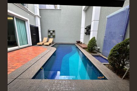 Casa de condomínio à venda com 450m², 4 quartos e 4 vagas Casa de condomínio à venda com 450m², 4 quartos e 4 vagasPiscina