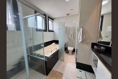 Casa de condomínio à venda com 450m², 4 quartos e 4 vagas Casa de condomínio à venda com 450m², 4 quartos e 4 vagasBanheiro Suite Master