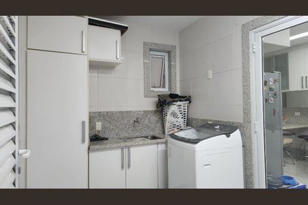 Casa de condomínio à venda com 450m², 4 quartos e 4 vagas Casa de condomínio à venda com 450m², 4 quartos e 4 vagasÁrea de Serviço