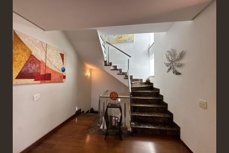 Casa de condomínio à venda com 450m², 4 quartos e 4 vagas Casa de condomínio à venda com 450m², 4 quartos e 4 vagasEscada